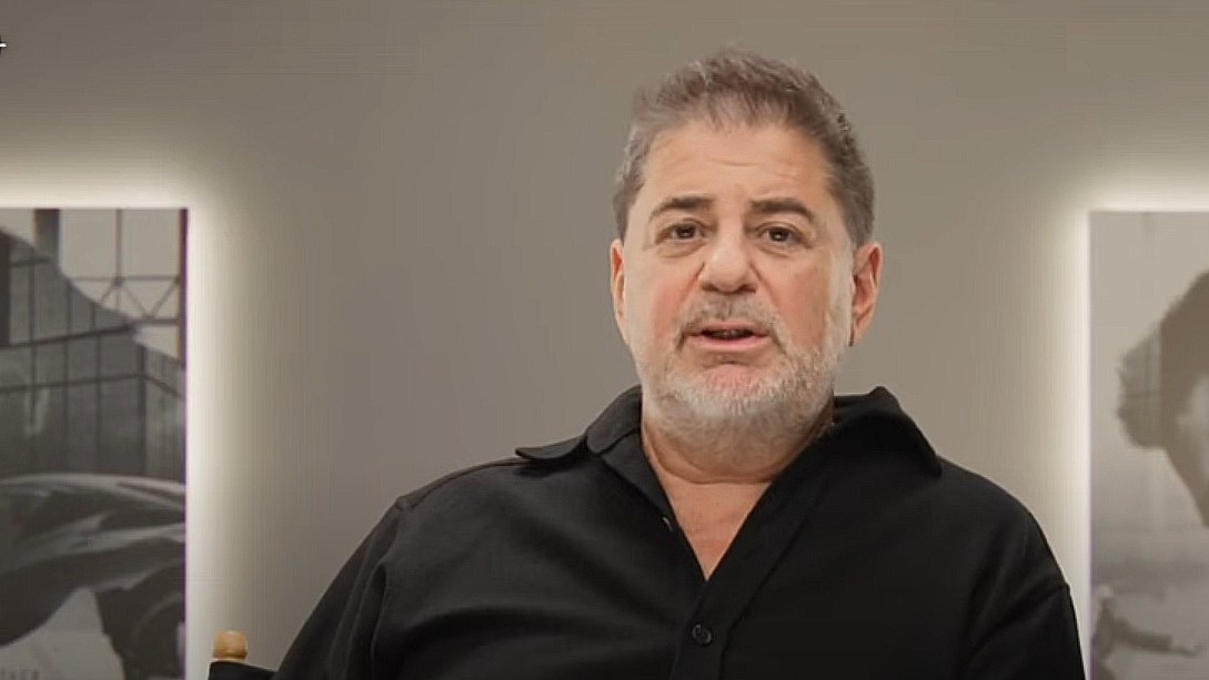 Сильно постарел и поседел