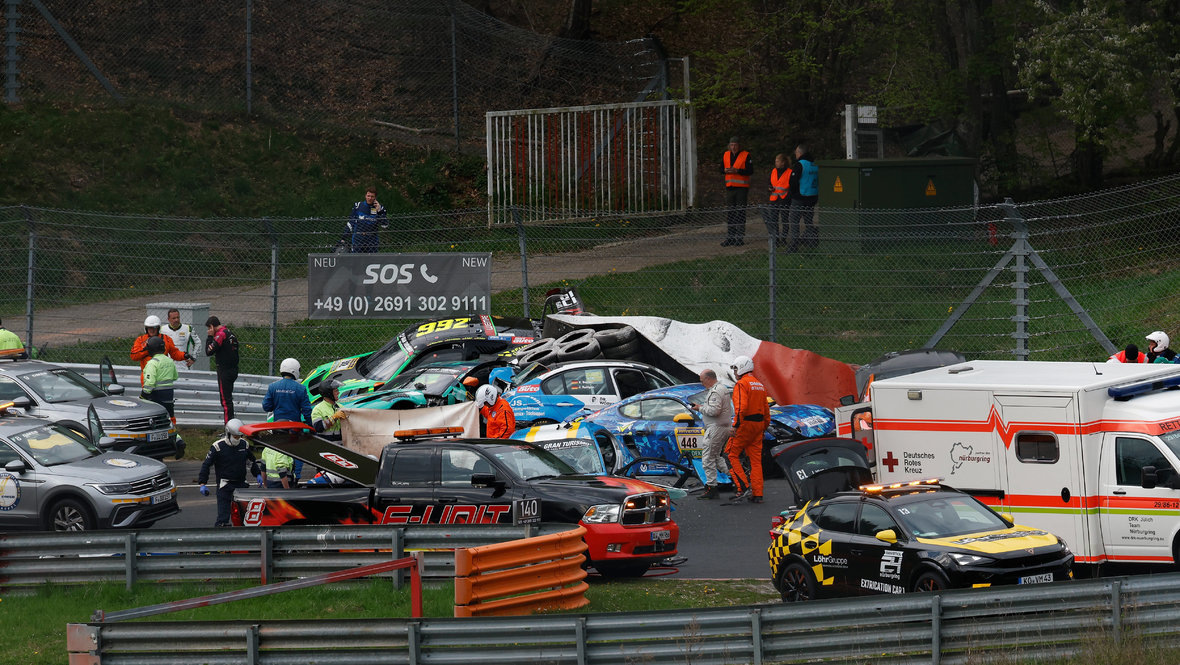    Квалификацию к «24 часам Нюрбургринга» остановили из-за гибели гонщика в аварии. Global Look Press