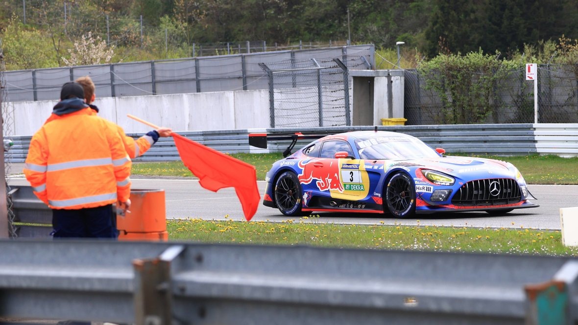    Машина экипажа Лукас Ауэр/Макс Ферстаппен и красные флаги после аварии на «Нюрбургринге». Global Look Press