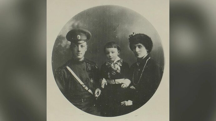 Николай Гумилев, Анна Ахматова и сын Лев. 1915 год. Царское село 
