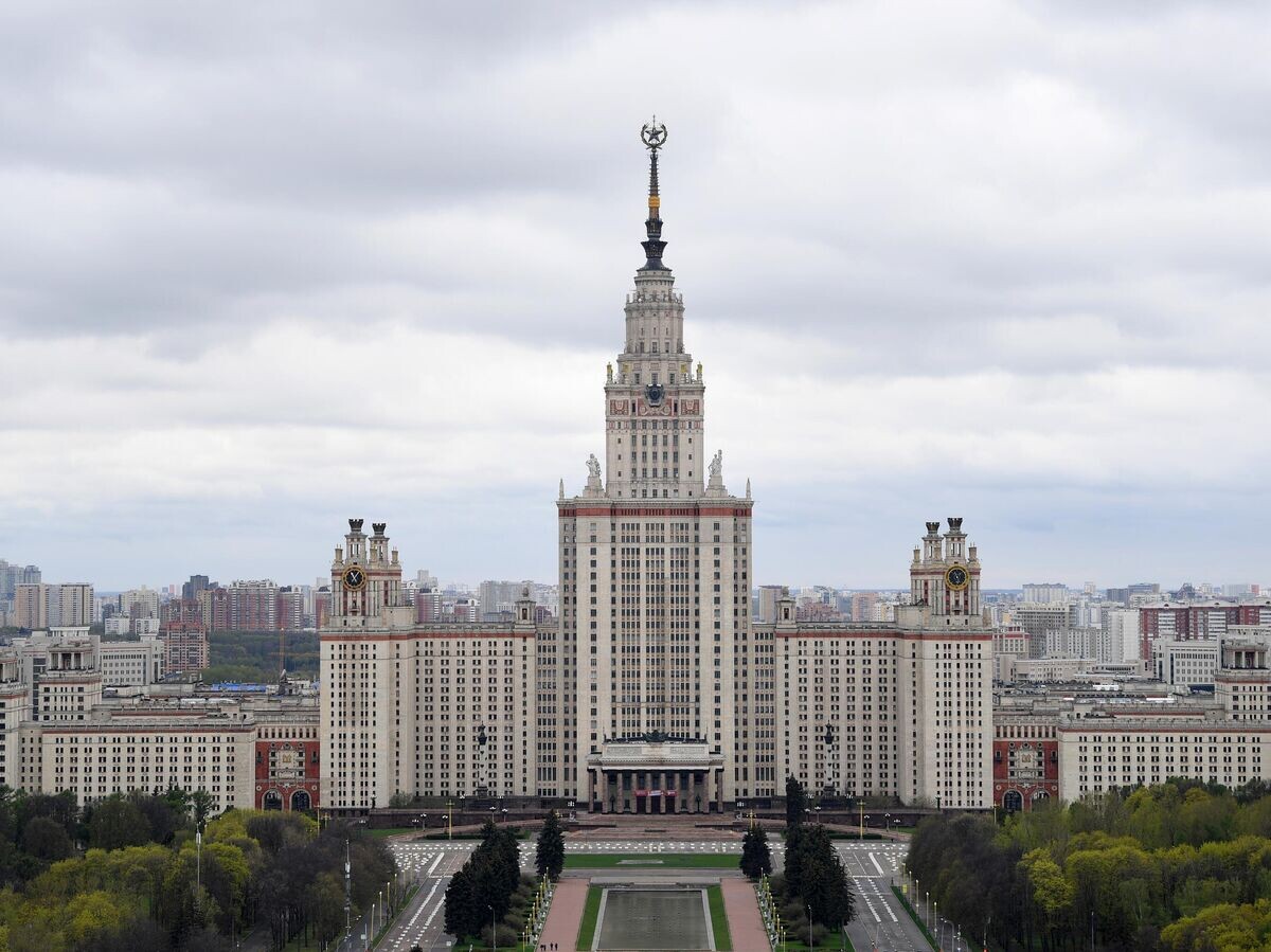    Здание Московского государственного университета имени М. В. Ломоносова на Воробьевых горах в Москве | © РИА Новости / Павел Бедняков