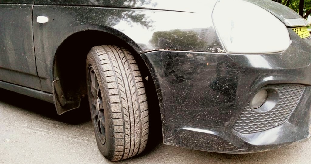 Рассказываю, зачем выворачивать колёса на парковке: 3 причины, о которых не говорят в автошколе