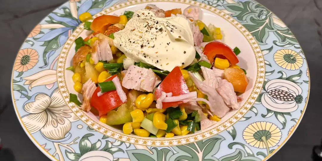 Салат из копчёной курицы с перцем и кукурузой: готовим за 15 минут без плиты