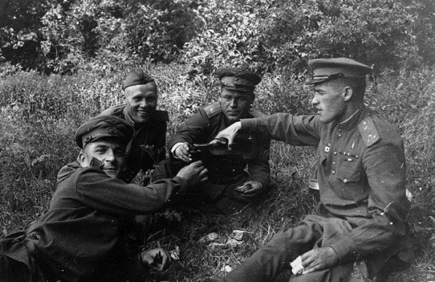 «Выпить для храбрости»: откуда пошла эта фраза и правда ли, что алкоголь помогает преодолеть страх перед боем