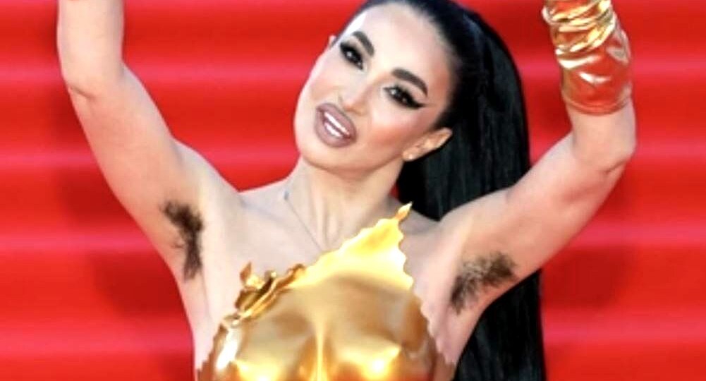 Одна Россия – два мира: в одном очень хорошо, в другом не очень. Мини-репортаж о нарядах на ММКФ