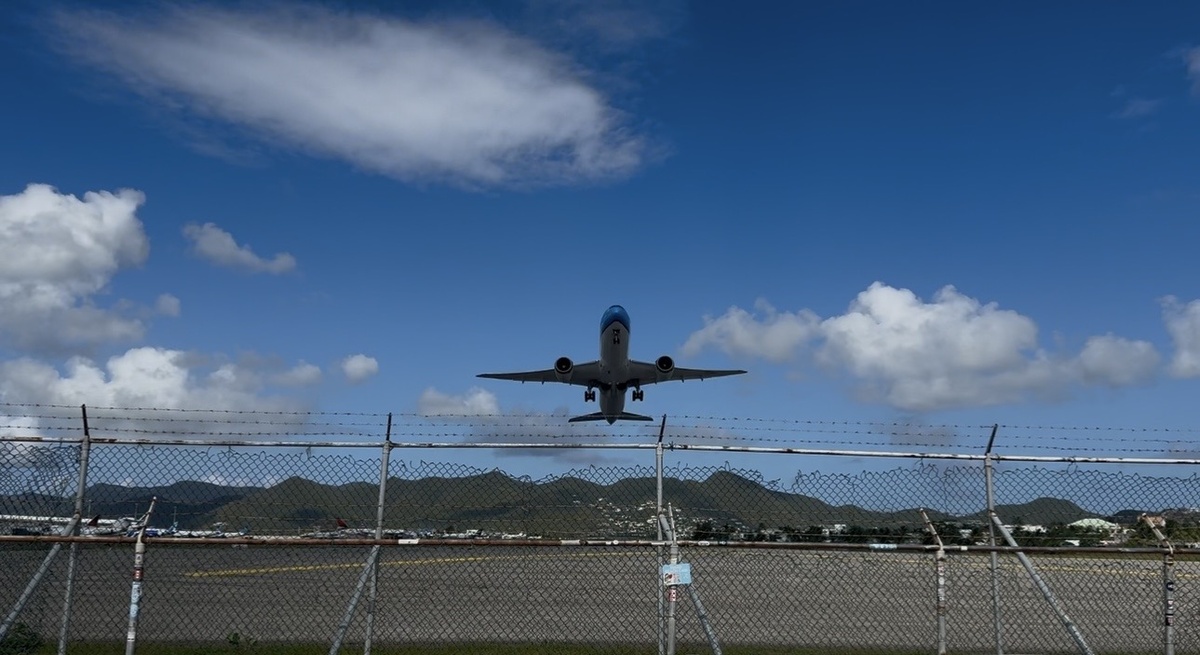 Самолет вылетает из аэропорта