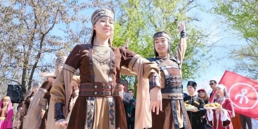 В Астрахани отметили Навруз: гулянья в парке «Аркадия»