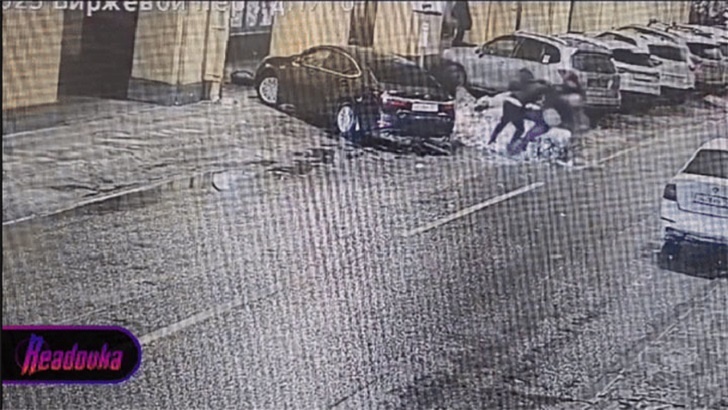    Двое двуруких на одного однорукого. Скриншот: ТГ-канала READOVKA