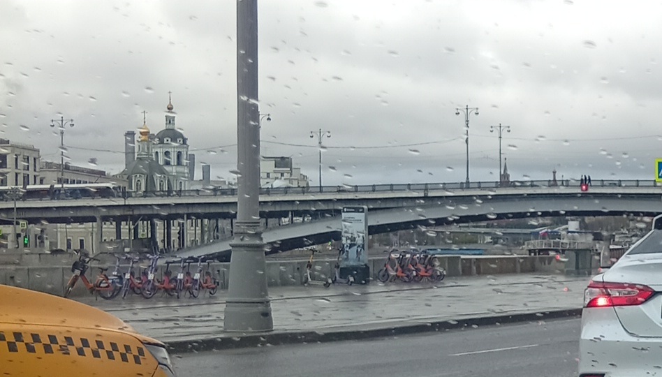 На теплоходе музыка играет ...