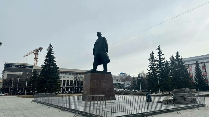 Памятник Ленину вернули на площадь Советов в Барнауле после реставрации
