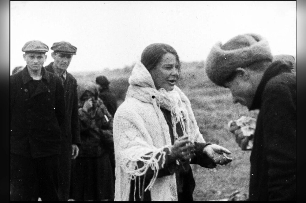    Женщина опознала тело близкого человека. Дубки, апрель 1944 г. Фото: архив УФСБ России по Республике Крым и городу Севастополю