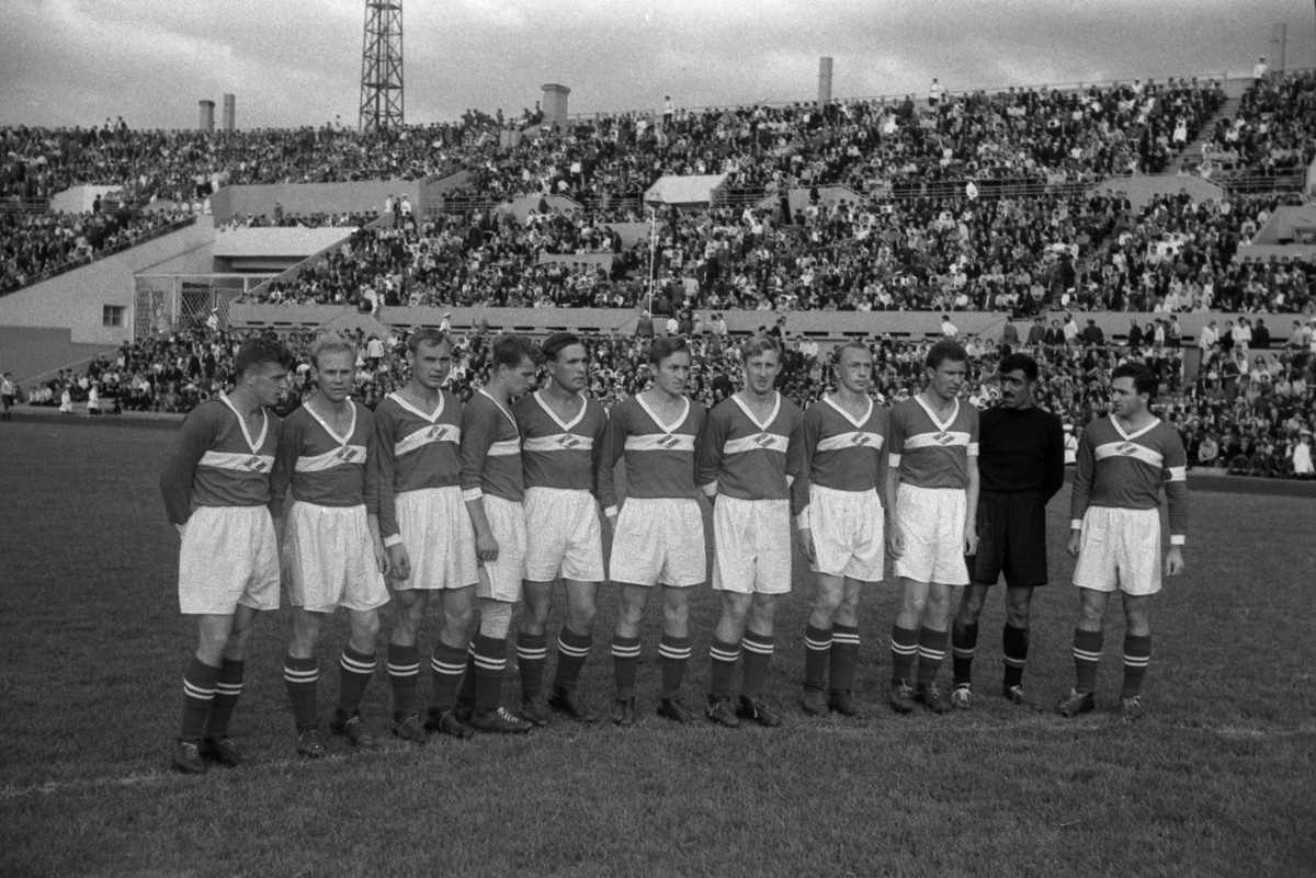    Футбольная команда клуба "Спартак" (Москва) перед началом матча на московском стадионе "Динамо". 1953 год./Леонид Доренский / РИА Новости