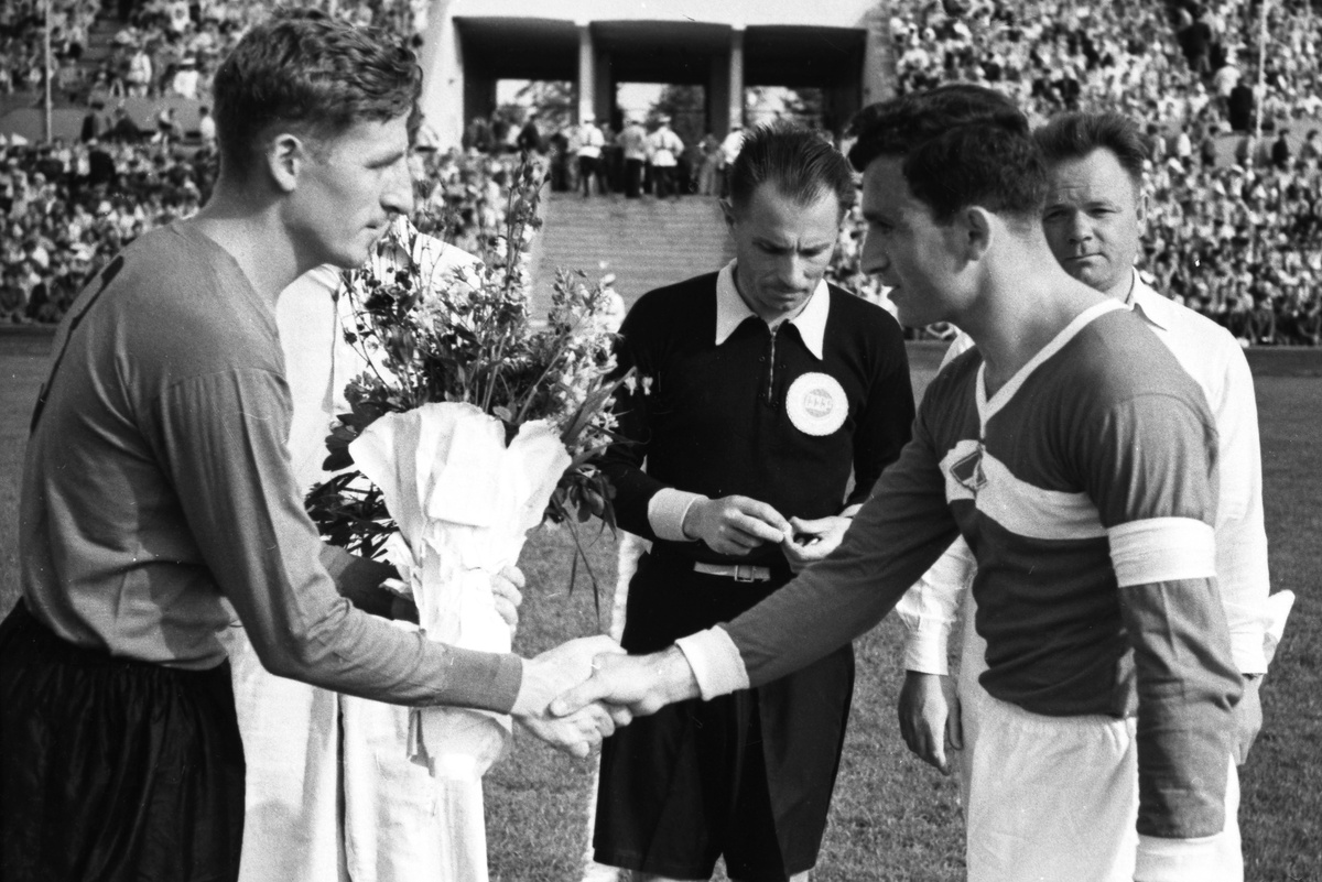    Встреча московских футбольных команд "Локомотив" и "Спартак". Капитан "Локомотива" Геннадий Забелин (слева) и капитан "Спартака" Никита Симонян перед началом матча. 1953 год./Леонид Доренский / РИА Новости