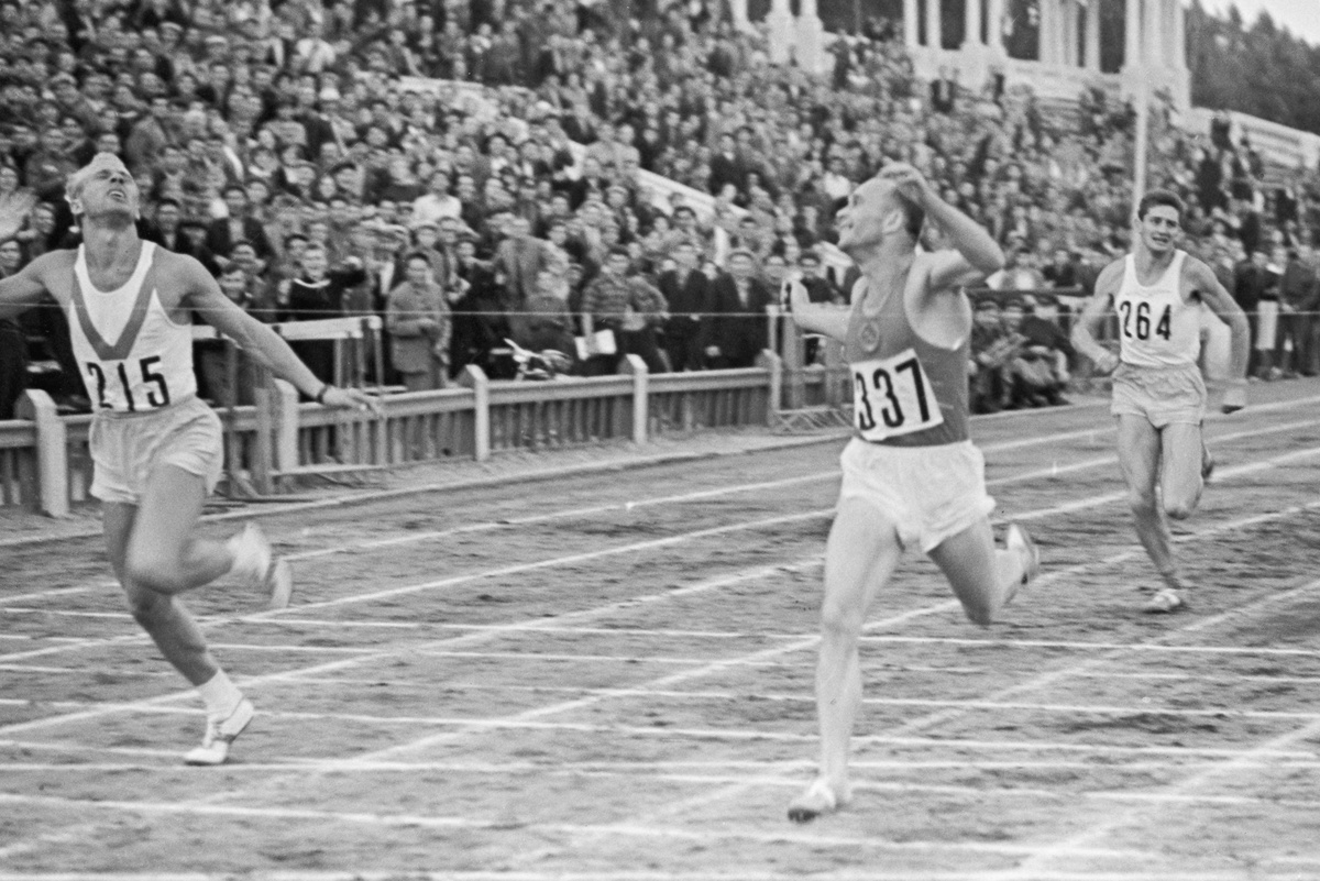    СССР. Краснодар. 29 сентября 1960 г. Спартаковец Константин Николаевич Грачев (справа) занял первое место в финальном забеге на 400 метров во время лично-командного первенства спортивных обществ профсоюзов по легкой атлетике./Вячеслав Ун Да-Син/ТАСС