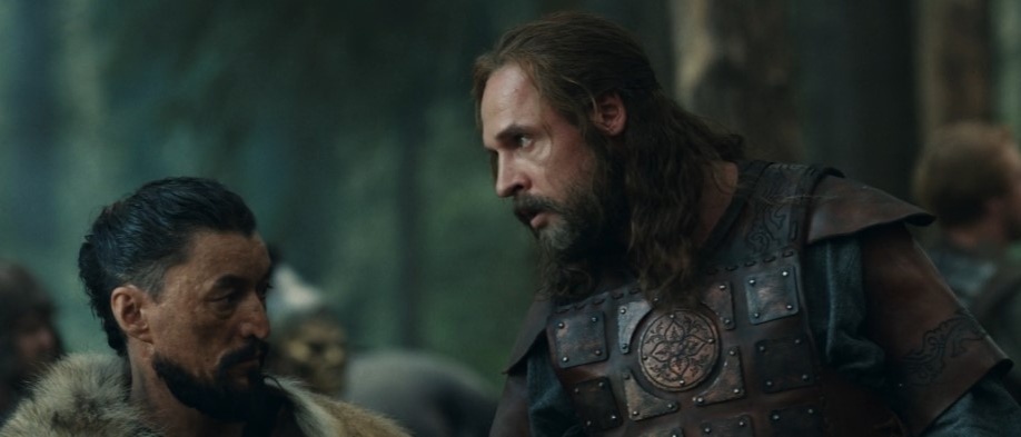 Половец смотрит на доспехи Андрея из кожи таинственного зверя дермантина.