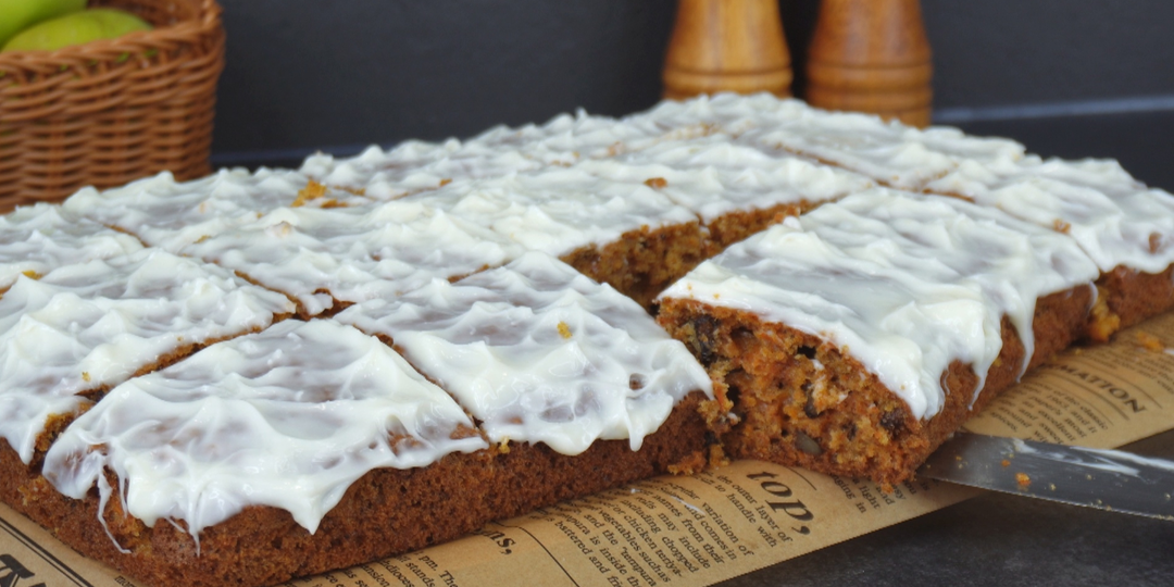 Когда хочется торта, а возиться некогда: пеку этот пирог, перемешиваю ложкой и в духовку...