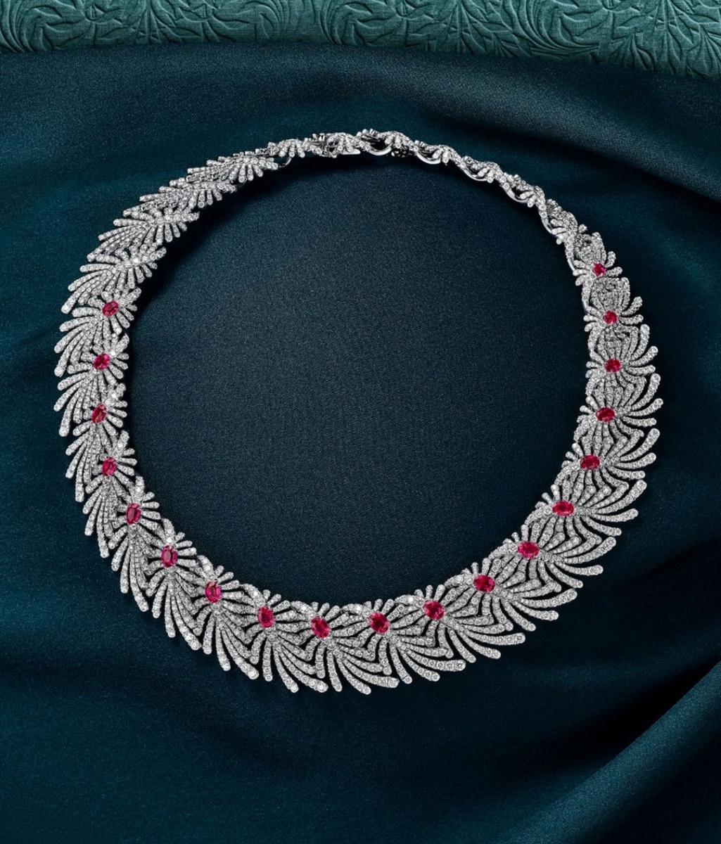 Колье с бриллиантами  и рубинами. Ювелиры  вдохновлялись образом листьев пальм под солнцем. 