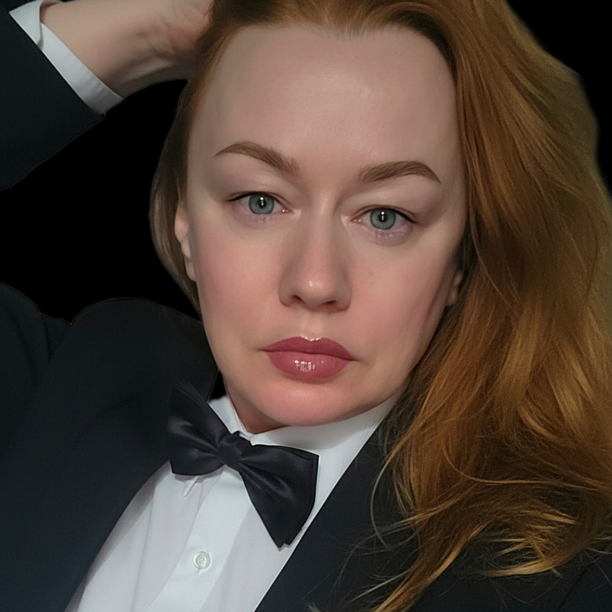 На фото ещё отечная и плотная нижняя губа. Фото портретное, ночное. 