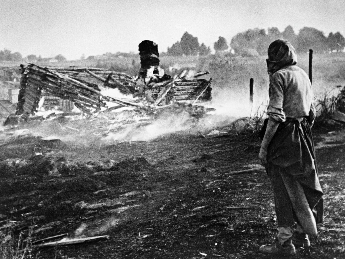    Гитлеровцы сожгли дотла белорусскую деревню | © РИА Новости / Макс Альперт