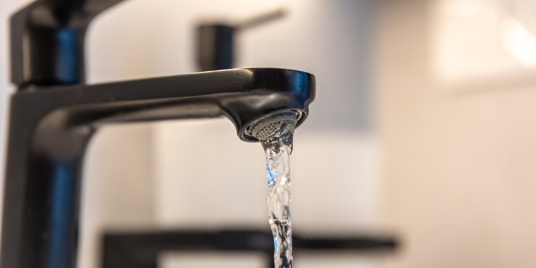 Игра теней - 27. - Тебе не кажется, что ты перегибаешь? Ему же на самом деле плохо, пусть останется дома. Полежит, поспит, а завтра…