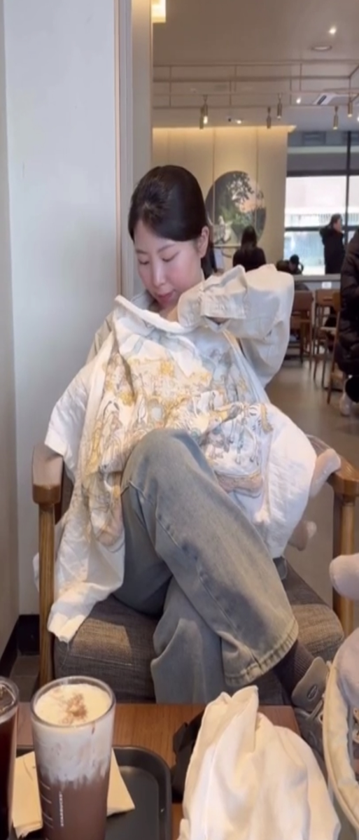 Хан Е Сыль кормит ребенка в кафе, накинув на себя накидку для кормления (Фото предоставлено Хан)