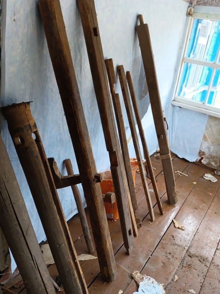 А там прятался разобранный ткацкий станок.