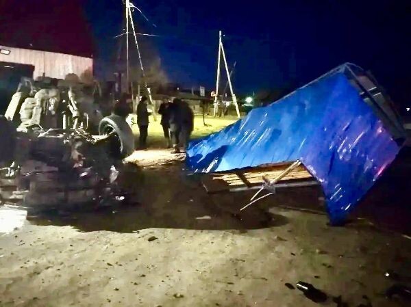 В Иркутской области водитель «Ниссана» снесла остановку и въехала в магазин