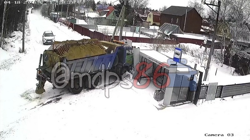    Самосвал снес автобусную остановку на въезде в СОТ в Сургуте