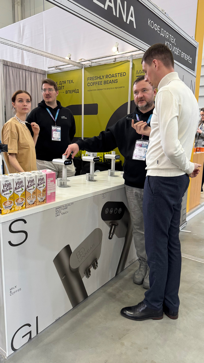 Дмитрий Онищук (ДАО Кофе) у стенда LINKBAR на выставке