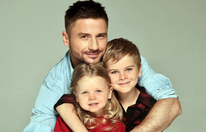 «Ты не отбила себе ничего?»: как 42-летний холостяк Сергей Лазарев воспитывает дочь-каскадёра и сына-домоседа, мечтая не о принцессах