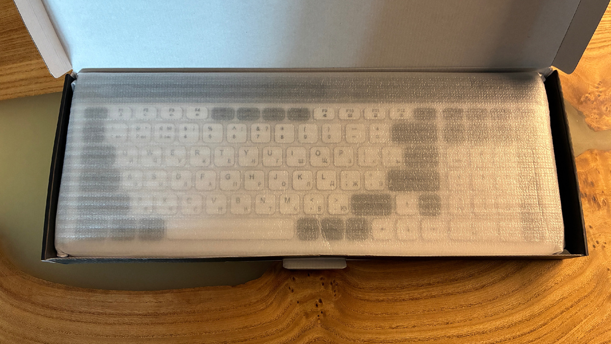 Кабель лежит под клавиатурой