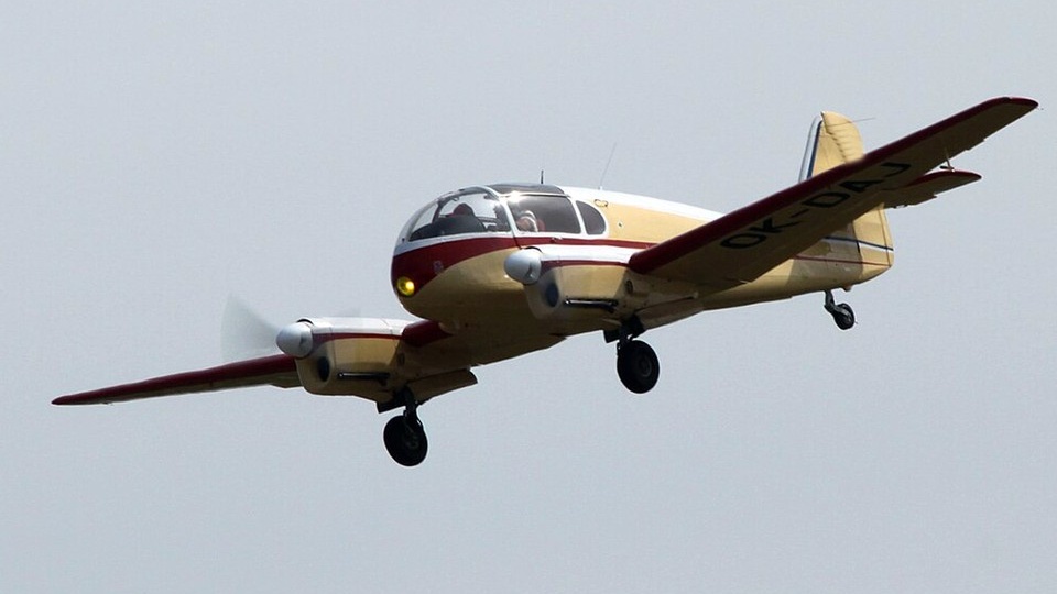 Купив 4 самолета за 427 рублей, два хулигана катали селян по Союзу