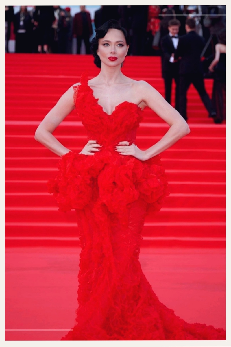 Настасья Самбурская на церемонии открытия 48-го Московского Международного кинофестиваля 2026. Источник фото: интернет, фотоколлаж автора статьи