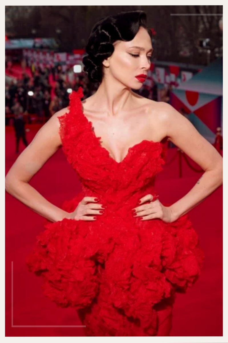 Настасья Самбурская на церемонии открытия 48-го Московского Международного кинофестиваля 2026. Источник фото: интернет, фотоколлаж автора статьи