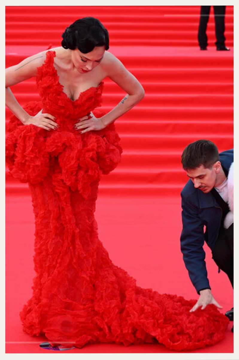 Настасья Самбурская на церемонии открытия 48-го Московского Международного кинофестиваля 2026. Источник фото: интернет, фотоколлаж автора статьи