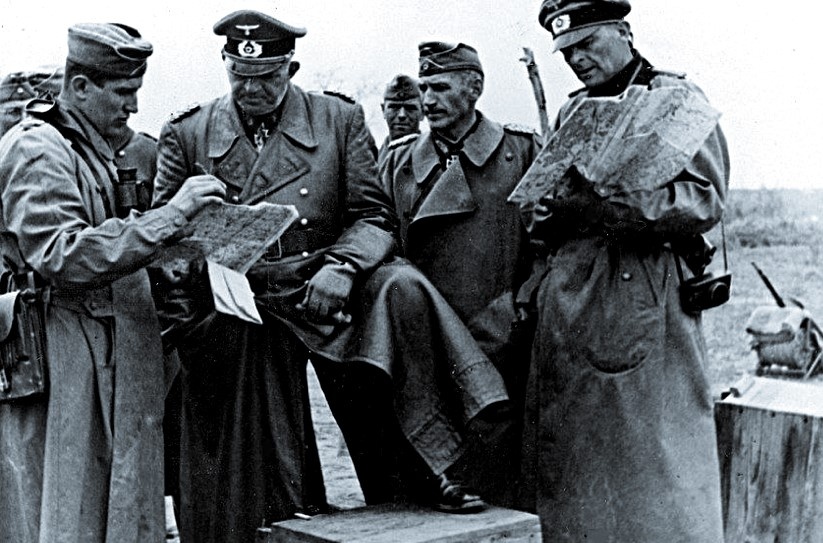 Генералы Эрнст Буш и Герман Гот (второй справа) на командном пункте, 1942 г.