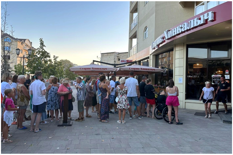 Очередь в кафе Старик Хинкалыч в Анапе 