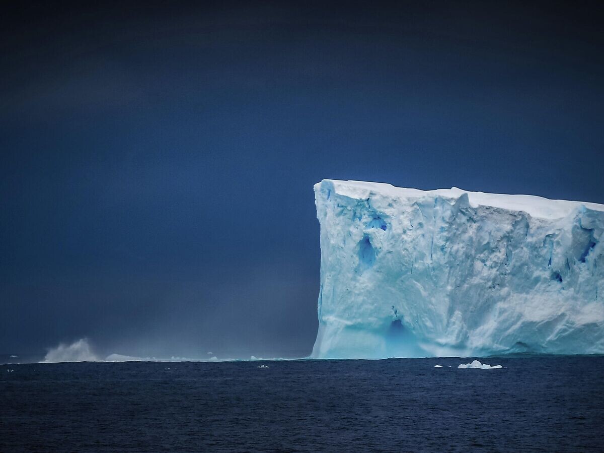    Вид с борта исследовательского судна Балтийского флота "Адмирал Владимирский" в районе островов Аделейд и Земли Александра I | © РИА Новости / Алексей Куденко