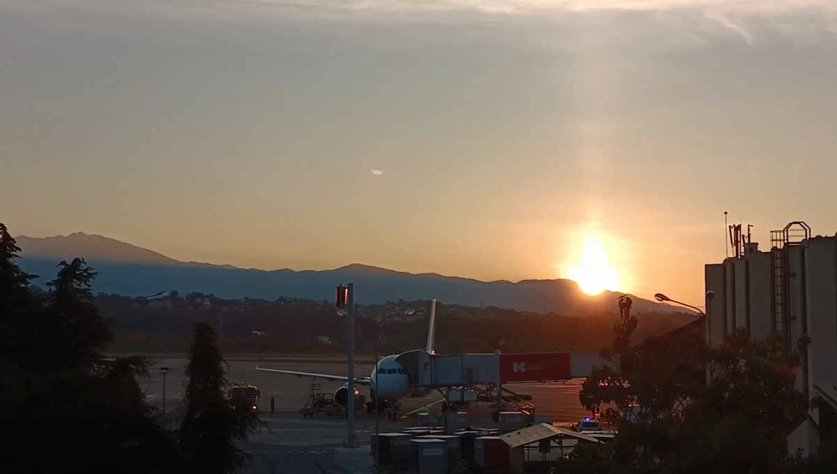 Восход солнца в аэропорту Сочи