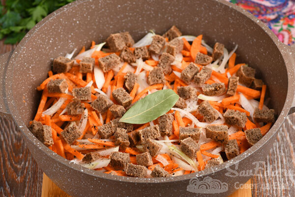 Мясо, овощи и... хлеб. Ставлю на плиту и отдыхаю: секрет нежнейшего блюда в одной детали