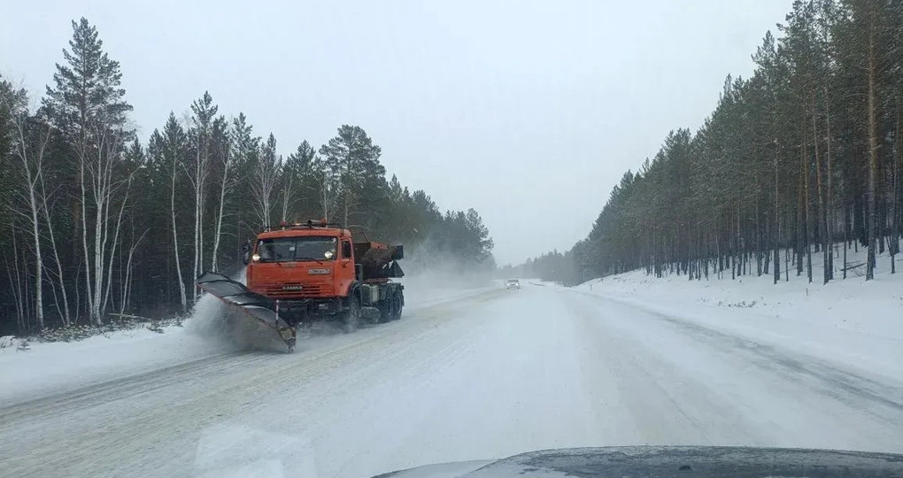 Спецтехника для расчистки снега работает на трассах Забайкалья