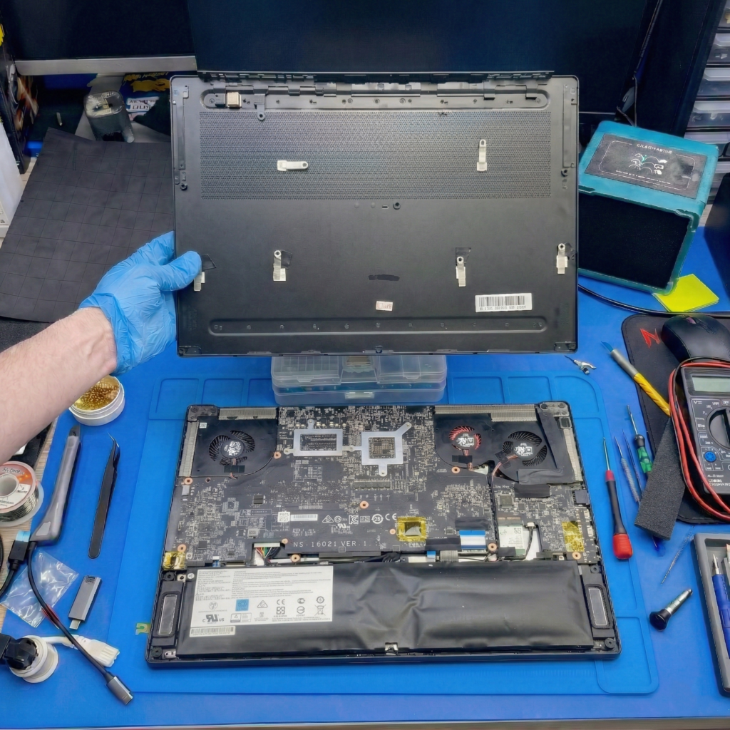 После снятия крышки видно сильно вздувшийся аккумулятор — ещё немного, и батарея могла бы взорваться. Владелец вовремя принёс ноутбук на ремонт