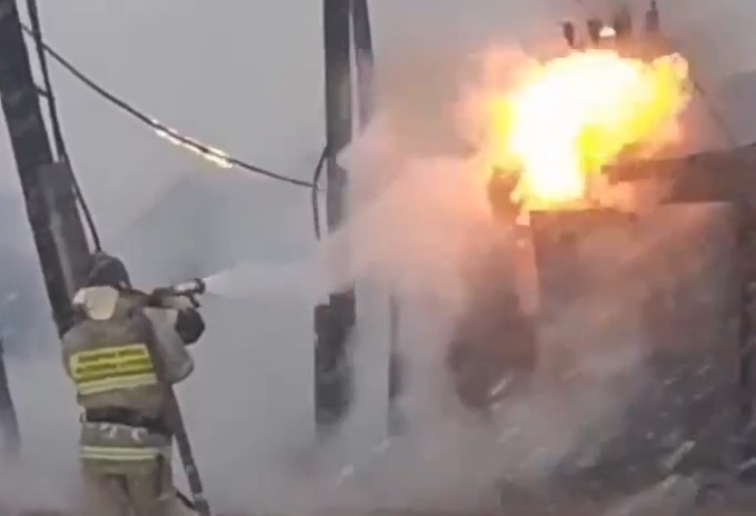 В Бурятии вспыхнула трансформаторная будка