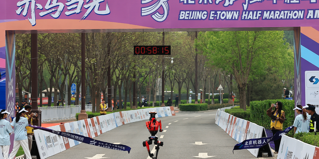 Впервые: Китайский робот-гуманоид пробежал 100 м со скоростью, близкой к мировому рекорду человека. Разница 0,42 секунды