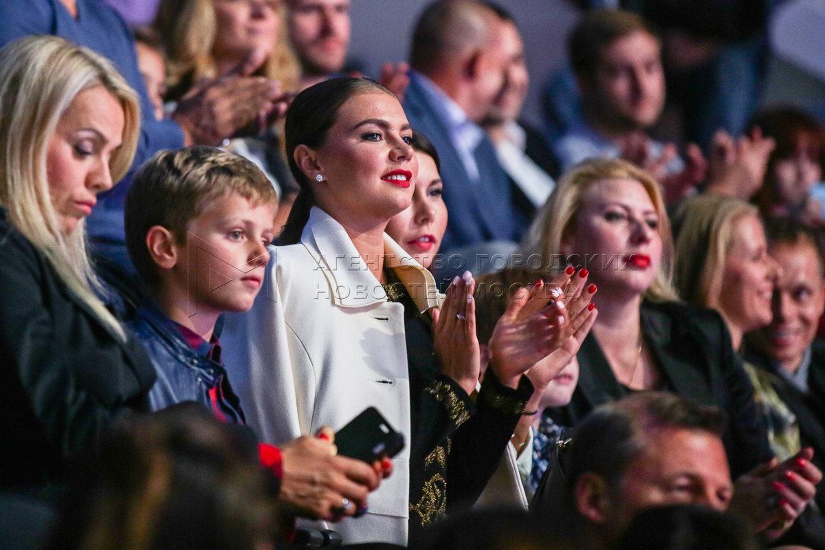 Слева, как утверждается старший сын гиманстки Иван