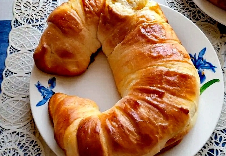 Ватрушка с творогом и рогалик.Тарелочки.