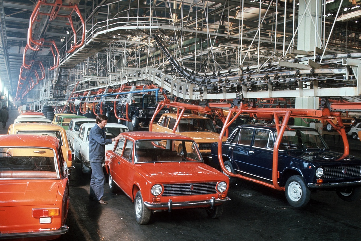    Автомобили ВАЗ-2101"Жигули" после сборки на главном конвейере Волжского объединения по производству легковых автомобилей "АвтоВАЗ". 1979 год. / Юрий Белозеров / ТАСС