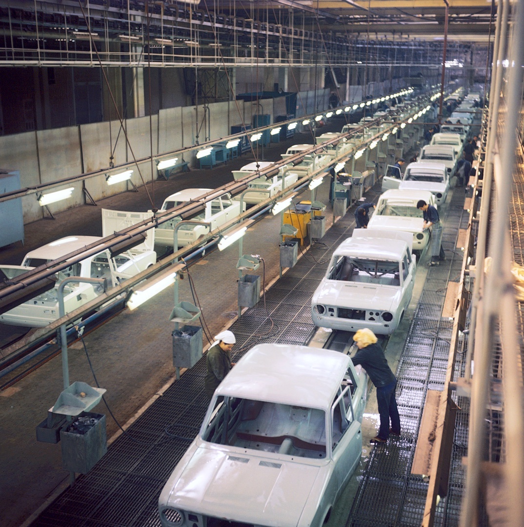    Участок окраски и сушки легковых автомобилей ВАЗ-2101 "Жигули" на Волжском автомобильном заводе. 1971 год. /Виктор Будан / ТАСС