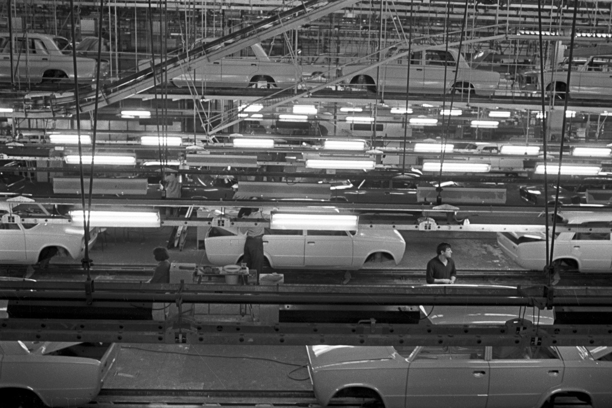    Волжский автомобильный завод (ныне "АвтоВАЗ"). Цех окраски кузовов. 1971 год. /Евсюков Ю. / РИА Новости