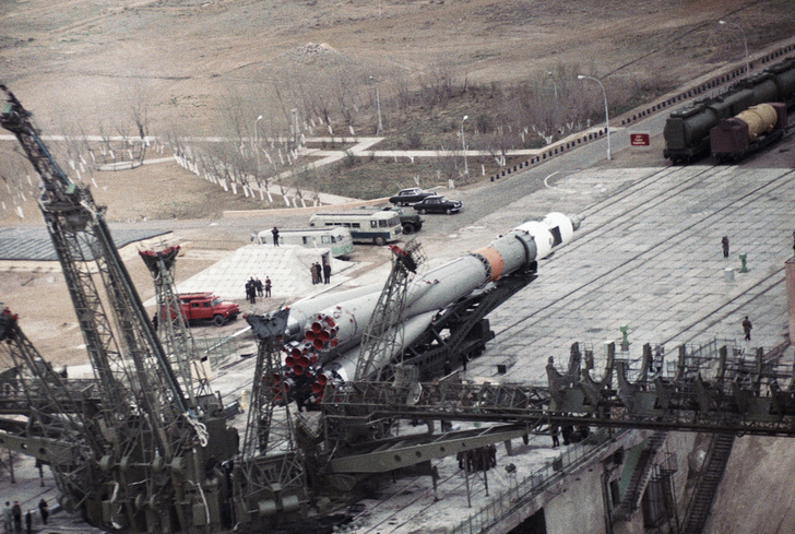    Ракета-носитель "Союз 11А511У" с пилотируемым космическим кораблем "Союз-10" на стартовый комплекс космодрома Байконур, 1971 год   
Альберт Пушкарев/ТАСС